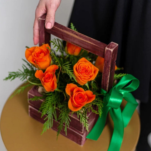 Оранжевые розы в деревянном ящике