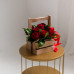 Красные розы в деревянном ящике с ручкой