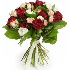 Букет из красных роз, дополненный кустовой розой цвета пудры, гвоздикой и белоснежной эустомой