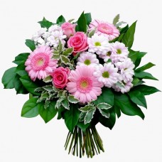 Нежный букет из роз, гербер и хризантем в розовых тонах
