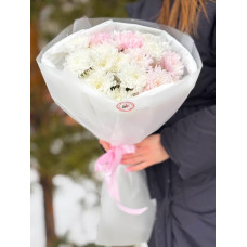 Букет из нежных хризантем в упаковке