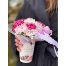 Стаканчик с кустовыми розами и хризантемами