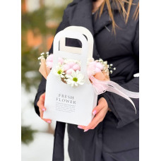 Цветочная сумочка с белыми хризантемами и хлопком