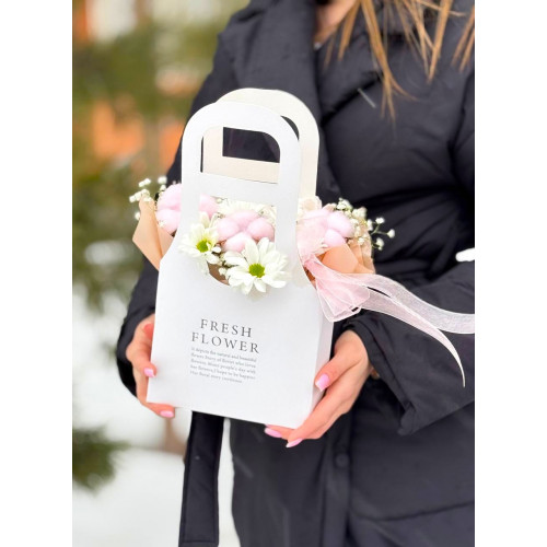 Цветочная сумочка с белыми хризантемами и хлопком Цветочная сумочка с белыми хризантемами и хлопком