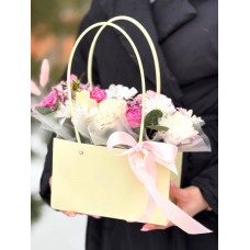 Цветочная композиция в сумочке