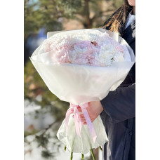 Букет из семи нежных хризантем в упаковке